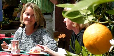 Entspannen Sie bei Kaffee und Kuchen auf unsrer herrlichen Terrasse
